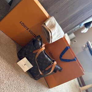 Louis Vuitton Totally MM Monogram Canvas Shoulder Tote Bag